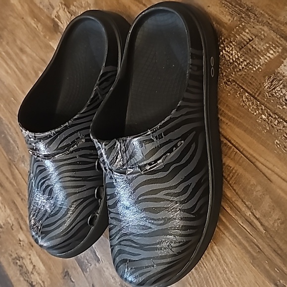 Oofos - Picture 3 of 3